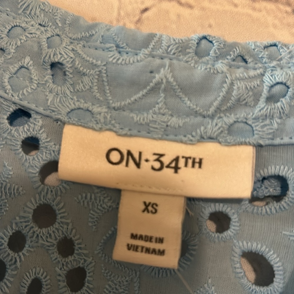 On 34th Blue Cotton Eyelet High/Low Blouse SZ XS - Picture 3 of 10